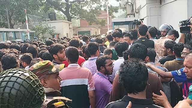 সচিবালয়ে প্রবেশ করা বিক্ষুব্ধ শিক্ষার্থীদের সরিয়ে দিয়েছেন আইনশৃঙ্খলা বাহিনীর সদস্যরা। ছবি : সংগৃহীত
