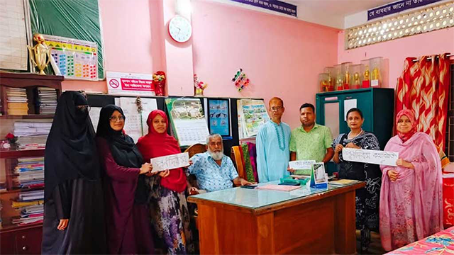 টাঙ্গাইলের সখীপুরে কালিদাস সরকারি প্রাথমিক বিদ্যালয়ে শিক্ষকদের কর্মবিরতি চলছে