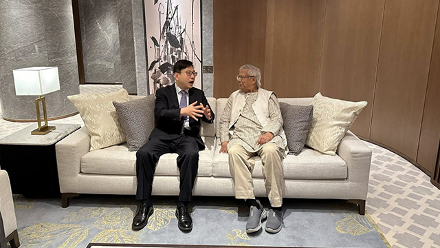 হংকং আন্তর্জাতিক বিমানবন্দরে দেশটির শ্রমমন্ত্রী ক্রিস সানের সঙ্গে বৈঠক ড. মুহাম্মদ ইউনূস।