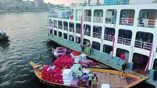 ট্রলার থেকে লঞ্চে ওঠা নিষিদ্ধ, নামছে নৌপুলিশ-কোস্টগার্ড