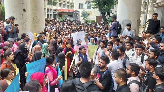 জবির ভিসি ভবনের সামনে শিক্ষার্থীদের অবস্থান