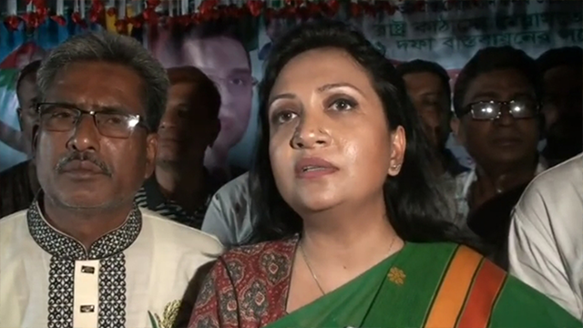 নাটোরের লালপুরে মতবিনিময় সভায় বক্তব্য দেন ফারজানা শারমিন পুতুল। ছবি : কালবেলা