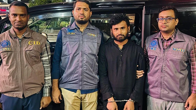 মো. আব্দুস সবুর (২৫) নামের একজন ভুয়া তান্ত্রিককে গ্রেফতার করেছে সিআইডি।