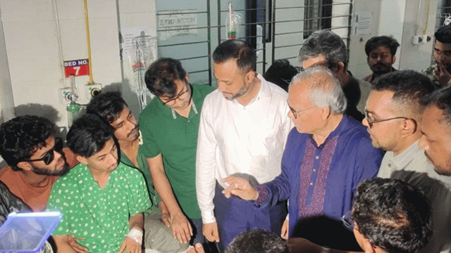 চার জুলাই যোদ্ধাকে দেখতে হাসপাতালে যান ‘আমরা বিএনপি পরিবার’-এর প্রধান উপদেষ্টা রুহুল কবির রিজভী।