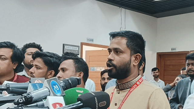 বক্তব্য দেওয়ার সময় গণঅধিকার পরিষদের মুখপাত্র ফারুক হাসান। ছবি: সংগৃহীত