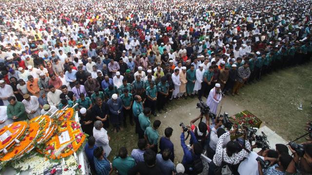 জাতীয় ঈদগাহ ময়দানে আইয়ুব বাচ্চুর প্রথম জানাজা। ছবি: আবদুস সালাম