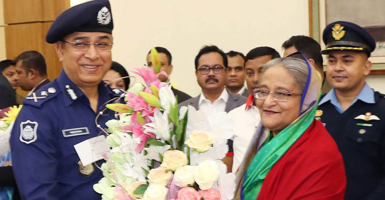 ফুলেল শুভেচ্ছায় সিক্ত শেখ হাসিনা