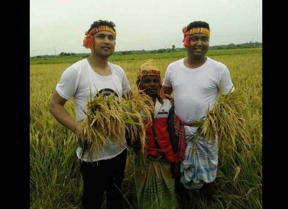 ধান কাটলেন ছাত্রলীগ সভাপতি শোভন ও সম্পাদক রাব্বানী