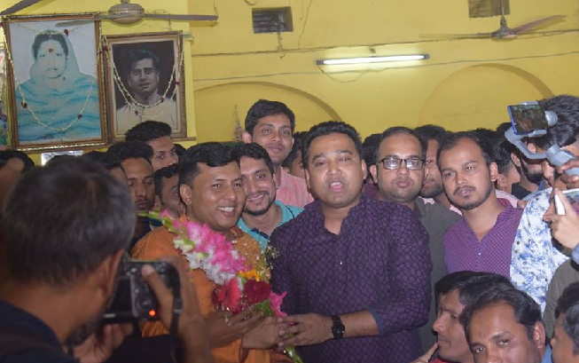 ছাত্রদল নেতাদের ফুল দিয়ে বরণ করল ছাত্রলীগ