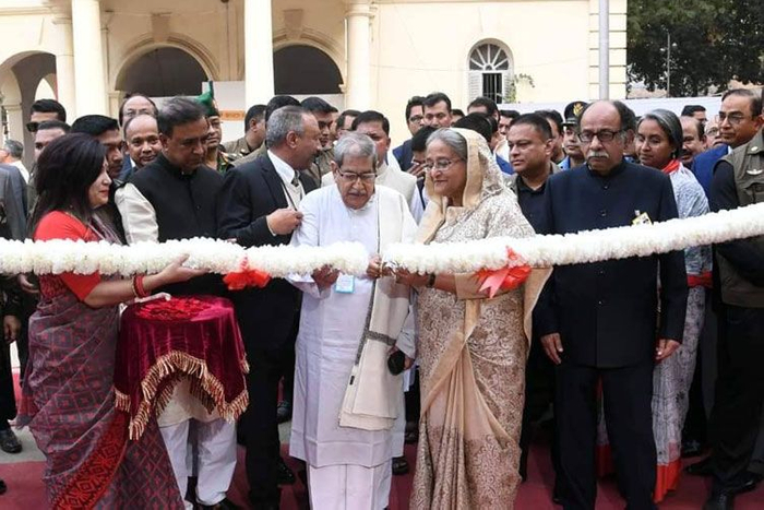 শিক্ষাগুরুর চাদর গুছিয়ে দিলেন ছাত্রী শেখ হাসিনা