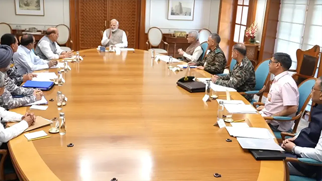 দেশের শীর্ষ কর্মকর্তাদের সঙ্গে বৈঠকে মোদি। ছবি : সংগৃহীত