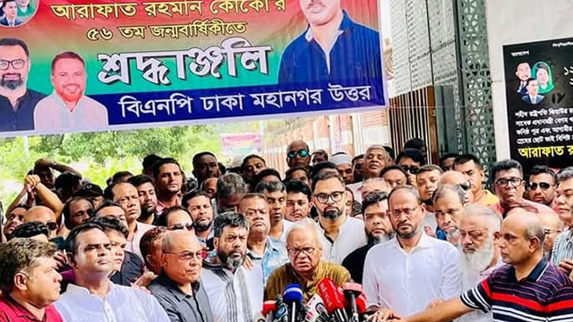 প্রয়াত আরাফাত রহমান কোকোর ৫৬তম জন্মদিন উপলক্ষে বনানী কবরস্থানে দোয়া ও দুস্থদের মাঝে খাবার বিতরণকালে প্রধান অতিথির বক্তব্য দেন বিএনপি নেতা রুহুল কবির রিজভী। ছবি: বাসস