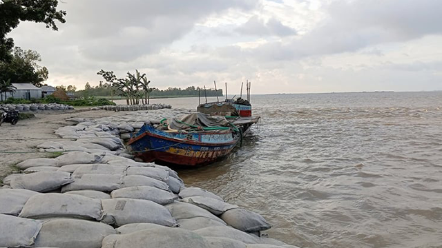 ভারী বৃষ্টি ও উজান থেকে নেমে আসা ঢলে সিরাজগঞ্জে যমুনা নদীর পানি বেড়েই চলেছে। ছবি : বাসস