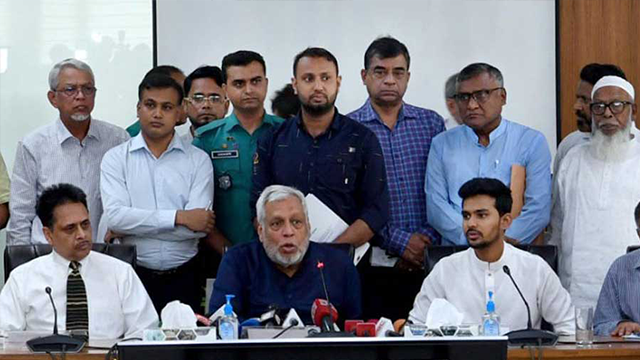 বিদ্যুৎ ভবনে ঈদযাত্রার প্রস্তুতি বিষয়ক সভা শেষে ব্রিফিংয়ে সড়ক পরিবহন ও সেতু এবং রেলপথ মন্ত্রণালয়ের উপদেষ্টা ফাওজুল কবির খান, স্থানীয় সরকার পল্লী উন্নয়ন ও সমবায় উপদেষ্টা আসিফ মাহমুদ সজীব ভূঁইয়া। ছবি : সংগৃহীত