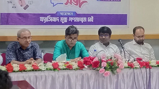 সংবাদ সম্মেলনে প্রধান উপদেষ্টার প্রেস সচিব শফিকুল আলম।
