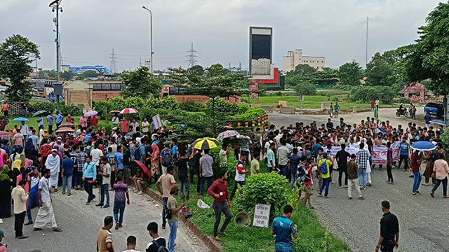 যমুনা সেতু অবরোধে নেমেছেন রবীন্দ্র বিশ্ববিদ্যালয়ের শিক্ষার্থীরা। ছবি : সংগৃহীত