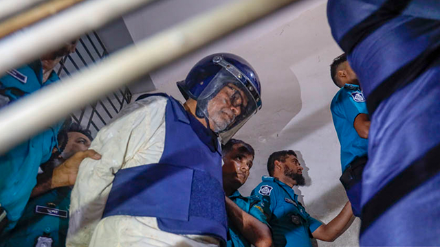 রাজধানীর শেরে বাংলা নগর থানার মামলায় গ্রেপ্তার সাবেক প্রধান নির্বাচন কমিশনার (সিইসি) কে এম নুরুল হুদাকে সোমবার ঢাকার মূখ্য মহানগর হাকিম আদালতে হাজির করা হয়। ছবি: সংগৃহীত