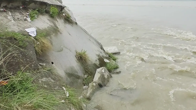 রংপুরের গঙ্গাচড়ায় তিস্তার দ্বিতীয় সংযোগ সেতুর পশ্চিম পাশে সুরক্ষা বাঁধ ধসে পড়েছে। ছবি : সংগৃহীত