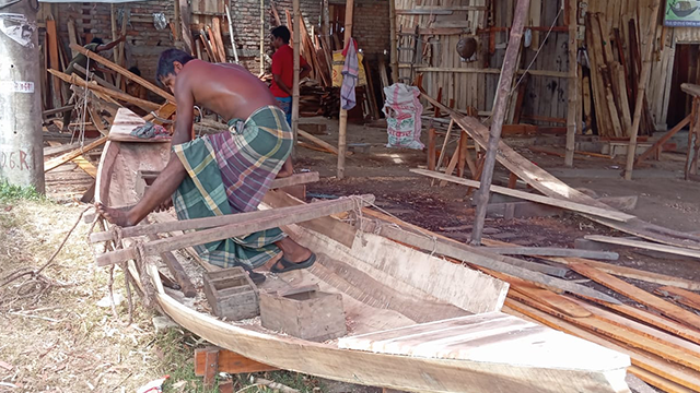 নৌকা তৈরি করছেন কারিগররা। ছবি : সংগৃহীত