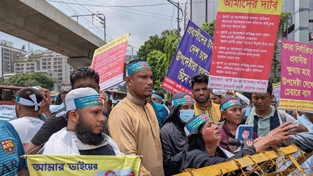 হোটেল ইন্টারকন্টিনেন্টালের সামনের সড়ক অবরোধ করেন আন্দোলনকারীরা। ছবি : সংগৃহীত