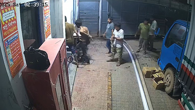 সিসিক্যামেরা ফুটেজে বেধে নিয়ে যাওয়ার দৃশ্য। ছবি: সংগৃহীত