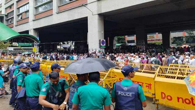 সচিবালয়ের সামনে সতর্ক অবস্থানে আইনশৃঙ্খলা বাহিনীপ্রেসক্লাব সংলগ্ন সচিবালয়ের ৫ নম্বর গেটে পুলিশের ব্যারিকেড। ছবি: সংগৃহীত