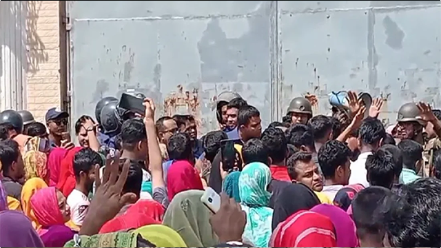 বকেয়া বেতনের দাবিতে নাসা গ্রুপের নাসা বেসিক কমপ্লেক্স কারখানার সামনে অবস্থান নিয়ে বিক্ষোভ করেছেন শ্রমিকরা। ছবি : সংগৃহীত