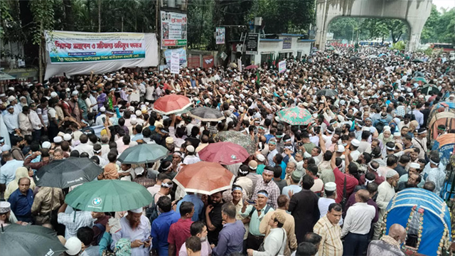 ঢাকায় জাতীয় প্রেসক্লাবের সামনে এমপিওভুক্ত শিক্ষকদের সমাবেশ। ছবি: সংগৃহীত