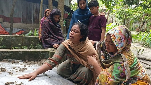 নিহত সোহাগের কবরের পাশে স্ত্রীর আহাজারি। ছবি : সংগৃহীত