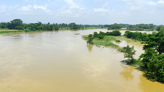গোমতী নদীর পানি কমতে শুরু করেছে, পানি কমার সেই দৃশ্য দেখছেন দুই শিশু। ছবি : সংগৃহীত
