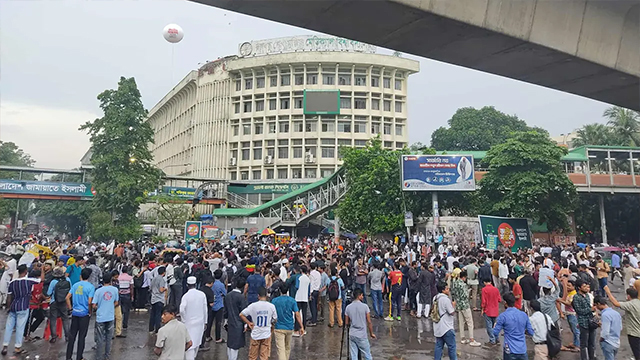 শাহবাগ মোড় অবরোধরত ছাত্র-জনতা। ছবি : সংগৃহীত