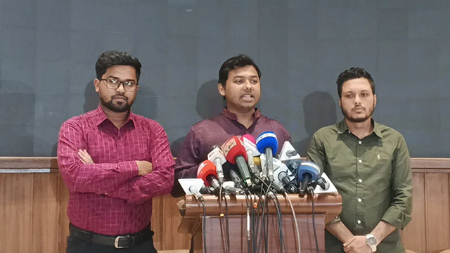 জাতীয় ঐকমত্য কমিশনের সঙ্গে সংলাপের পর কথা বলছেন এনসিপির যুগ্ম আহ্বায়ক সরোয়ার তুষার। ছবি: সংগৃহীত