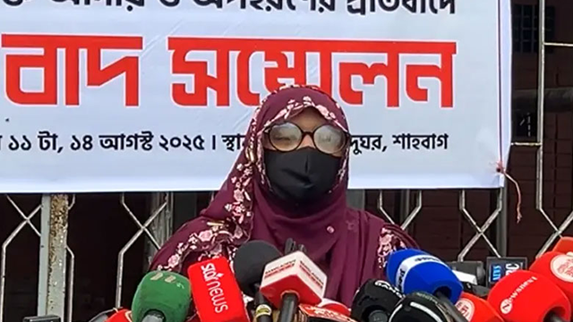 সংবাদ সম্মেলনে কথা বলছেন অপুর স্ত্রী। ছবি: সংগৃহীত
