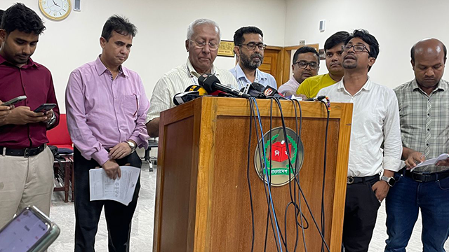 সংবাদ সম্মেলনে কথা বলছেন ইসি সচিব আখতার হোসেন। ছবি: সংগৃহীত