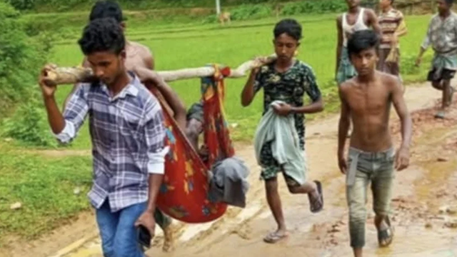 আহত কিশোরকে হাসপাতালে নেওয়া হচ্ছে
