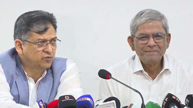 সংবাদ সম্মেলনে বিএনপি’র মহাসচিব মির্জা ফখরুল ইসলাম আলমগীর ও দলের স্থায়ী কমিটির সদস্য সালাহ উদ্দিন আহমেদ। ছবি : সংগৃহীত