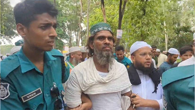 অস্ত্রসহ আটক ব্যক্তি