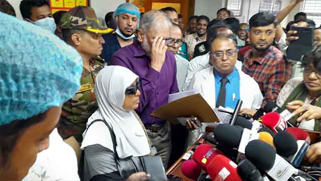 জাতীয় বার্ন ও প্লাস্টিক সার্জারি ইনস্টিটিউটে ব্রিফিং করেন প্রধান উপদেষ্টার স্বাস্থ্যবিষয়ক বিশেষ সহকারী অধ্যাপক মো. সায়েদুর রহমান। ছবি: সংগৃহীত
