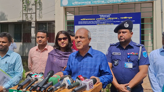 কালিয়াকৈর উপজেলার মৌচাক এলাকায় হর্টিকালচার সেন্টার পরিদর্শন শেষে বক্তব্য দিচ্ছেন স্বরাষ্ট্র ও কৃষি মন্ত্রণালয়ের উপদেষ্টা জাহাঙ্গীর আলম চৌধুরী। ছবি: সংগৃহীত