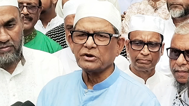 শাহজালাল (রহ.)-এর মাজার জিয়ারত শেষে সাংবাদিকদের সঙ্গে কথা বলছেন মির্জা ফখরুল ইসলাম আলমগীর। ছবি : সংগৃহীত