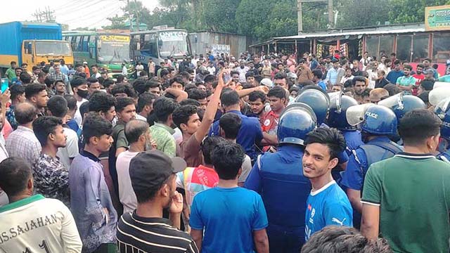 ১০ দফা দাবিতে গাজীপুরের শ্রীপুরের জৈনা বাজার এলাকায় আজ রোববার সকালে ঢাকা-ময়মনসিংহ মহাসড়ক অবরোধ করেন একটি কারখানার শ্রমিকেরা। ছবি: সংগৃহীত