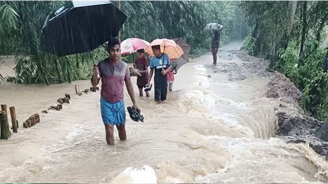 ফেনীর পরশুরামের সিলোনিয়া নদীর বেড়িবাঁধের সুবার বাজার অংশে বাঁধ উপচে এলাকায় পানি ঢুকছে, ছবি: সংগৃহীত