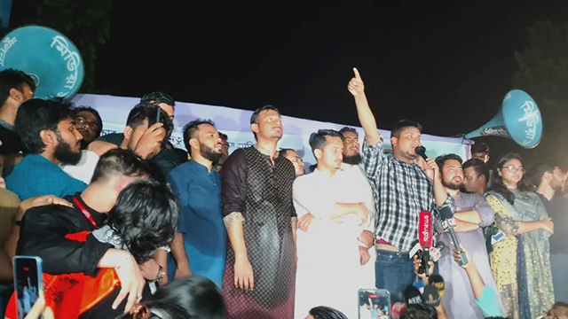 শিববাড়ি মোড়ে পদযাত্রা শেষে আয়োজিত সমাবেশে এনসিপি দক্ষিণের মুখ্য সংগঠক হাসনাত আবদুল্লাহ।
