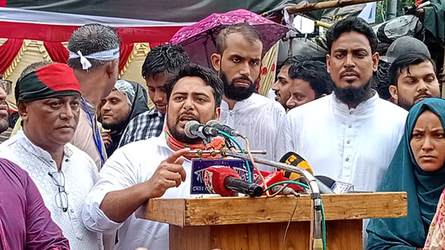 পথসভায় বক্তব্য দিচ্ছেন এনসিপির আহ্বায়ক নাহিদ ইসলাম। আজ বুধবার চুয়াডাঙ্গার বড়বাজারের শহীদ হাসান চত্বরে। ছবি : সংগৃহীত