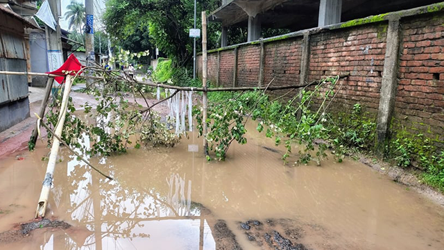 দুর্ঘটনা এড়াতে হাসপাতাল সড়ক বন্ধ করে দিয়েছে এলাকাবাসী। ছবি: সংগৃহীত