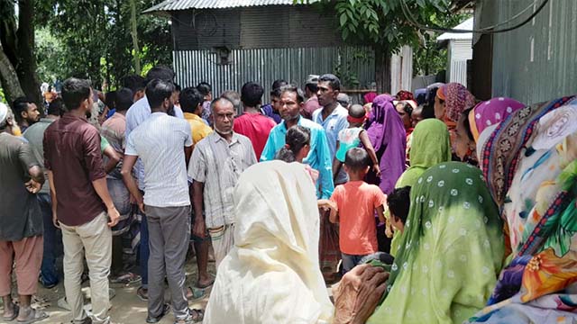 নিহতের বাড়িতে স্থানীয়দের ভিড়। ছবি : সংগৃহীত