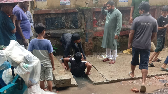 আজ চট্টগ্রাম নগরের হালিশহরের আনন্দপুর এলাকায় নালায় তলিয়ে মরিয়ম নামে ৩ বছর বয়সী এক শিশু নিহত হয়েছে। ছবি : সংগৃহীত
