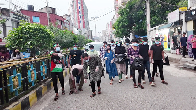 পদযাত্রার সাথে সাথে আবর্জনাগুলো তুলে নেন এনসিপির নেতাকর্মীরা। ছবি : সংগৃহীত