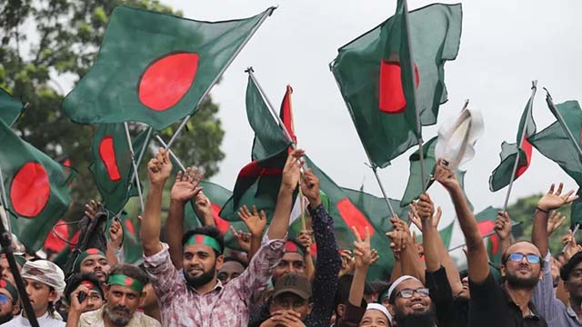 সময় বাড়ার সঙ্গে সঙ্গে প্রতিকূল আবহাওয়ার মধ্যেও পুরো এলাকাজুড়ে মানুষের ঢল। ছবি: সংগৃহীত