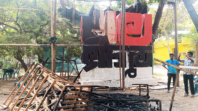আগুনে পুড়ে যাওয়া মোটিফের ধ্বংসাবশেষ
